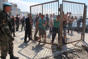 "Self-defense" of Crimea pulled down the fence on the beaches