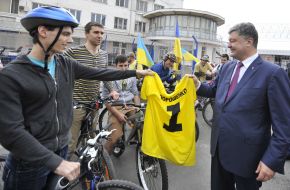 Петр Порошенко во время встречи с велосипедистами