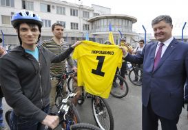 Петр Порошенко во время встречи с велосипедистами