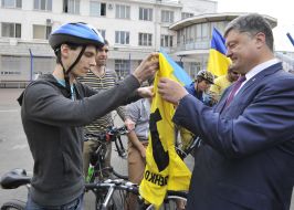 Петр Порошенко во время встречи с велосипедистами