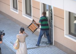Man breaks a window at the entrance to the editorial office of the newspaper "Vesti"