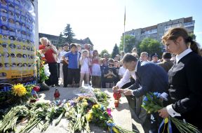 Petro Poroshenko and Marina Poroshenko laying flowers