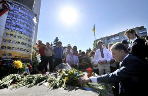 Petro Poroshenko and Marina Poroshenko laying flowers