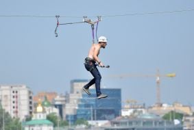 Of record "Longest run by trolls using bindings for the back skin"