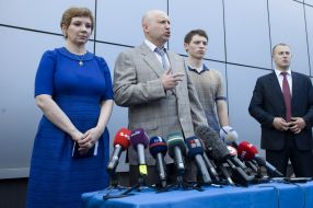 Alexksndr Turchynov with a wife and son on an election district