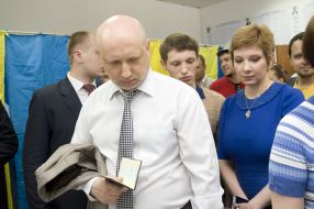Alexksndr Turchynov with a wife and son on an election district