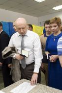 Alexksndr Turchynov with a wife and son on an election district