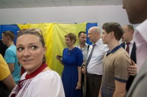 Alexksndr Turchynov with a wife and son on an election district