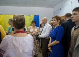 Alexksndr Turchynov with a wife and son on an election district