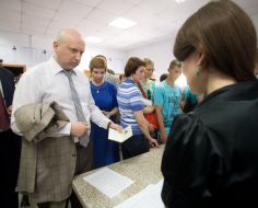 Alexksndr Turchynov with a wife on an election district