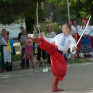 Хлопець демонструє козацьке бойове мистецтво