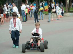 Діти у вишиванках