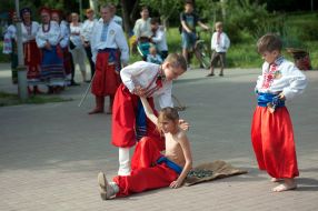 Діти демонструють козацьке бойове мистецтво