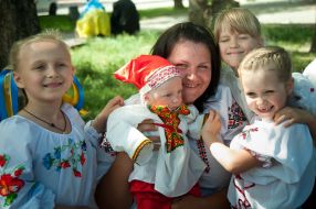 Діти у вишиванках