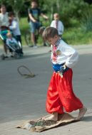 Хлопчик ходить по битому склу