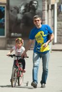 Дівчинка на велосипеді