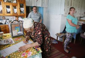 Пожилая женщина голосует на дому