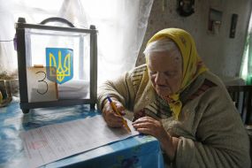 Пожилая женщина голосует на дому