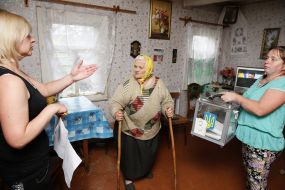 Пожилая женщина голосует на дому