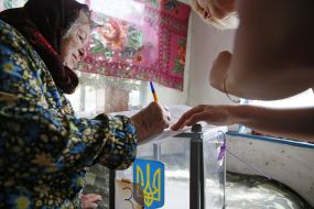 Пожилая женщина голосует на дому