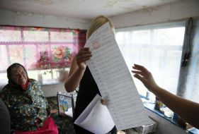 Пожилая женщина голосует на дому