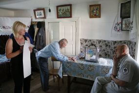 Пожилой мужчина голосует на дому