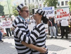 Активисты в тюремных робах