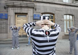 Активисты в тюремных робах