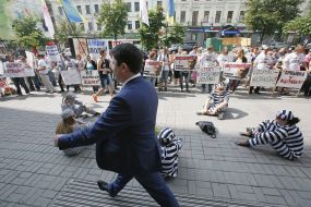 Активисты в тюремных робах