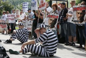 Активисты в тюремных робах