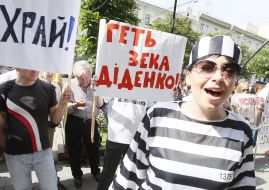 Активисты в тюремных робах