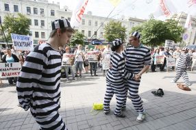 Активисты в тюремных робах