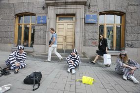 Активисты в тюремных робах