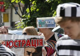 Активисты в тюремных робах