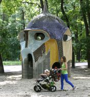 Скульптура в виде головы богатыря из поэмы «Руслан и Людмила»