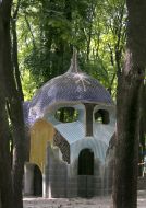 Скульптура в виде головы богатыря из поэмы «Руслан и Людмила»