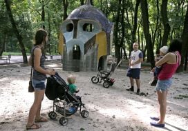 Скульптура в виде головы богатыря из поэмы «Руслан и Людмила»