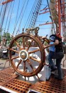 Женщина с ребенком на борту парусного судна "Седов"