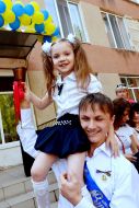 Випускник несе ученицю 1-го класу