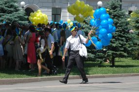 Parade of participants graduates
