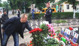 Мужчина возлагает цветы 