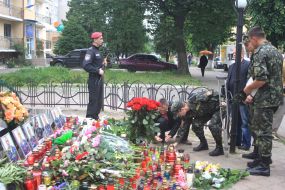 Мужчины зажигают свечи