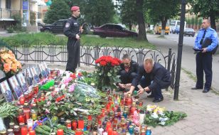 Мужчины зажигают свечи