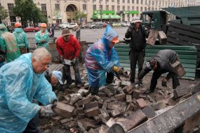 Cleaning of the streets Hrushevskoho