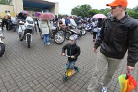 Хлопчик на самокаті