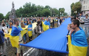 Activists open out the enormous flag of Ukraine