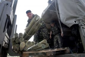 Військовослужбовець вантажить кілки