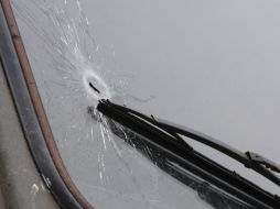 Кульовий отвір у лобовому склі вантажівки