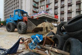 Dismantling of barricades near Donetsk regional administration