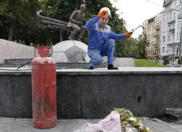 Reconstruction work at the monument to Valery Lobanovsky